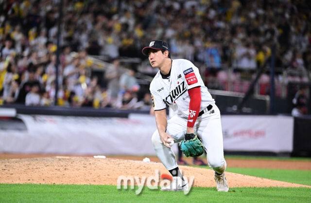 2025년 9월 4일 오후 경기도 수원KT위즈파크에서 열린 '2025 신한 SOL뱅크 KBO 리그' LG 트윈스와 KT 위즈의 경기. KT 1루수 황재균이 7회초 2실점 하며 추격을 당하자 허탈해하고 있다./마이데일리