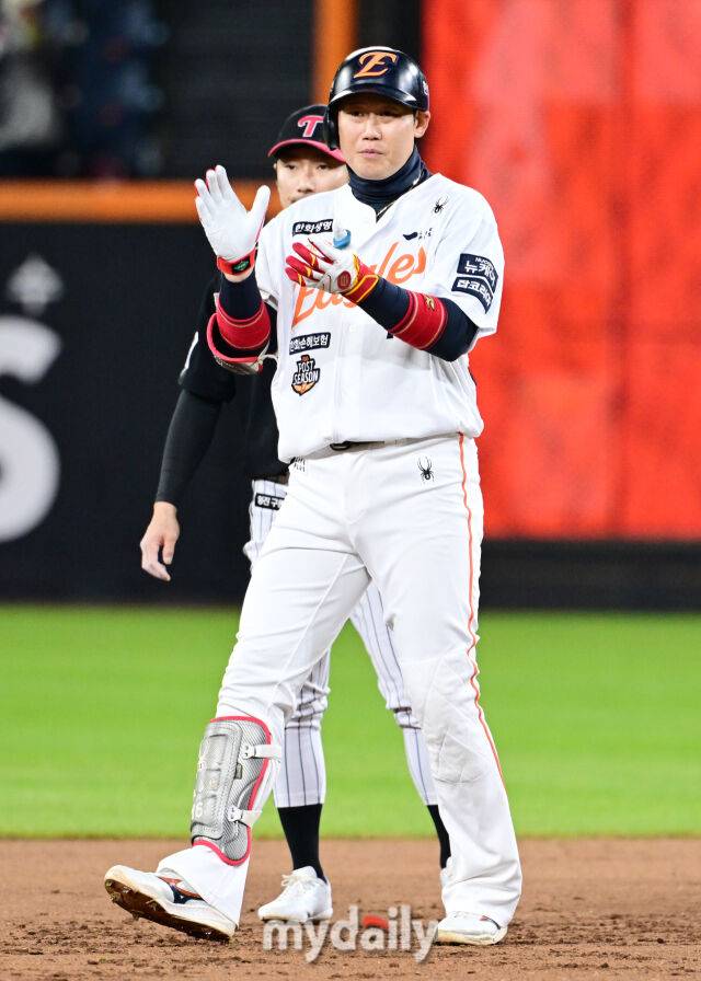 31일 오후 대전 한화생명 볼파크에서 진행된 '2025 신한 SOL Bank KBO 한국시리즈 5차전' LG트윈스-한화 이글스와의 경기. 한화 하주석이 2회말 1사 1루에서 2루타를 때린 뒤 기뻐하고 있다./마이데일리