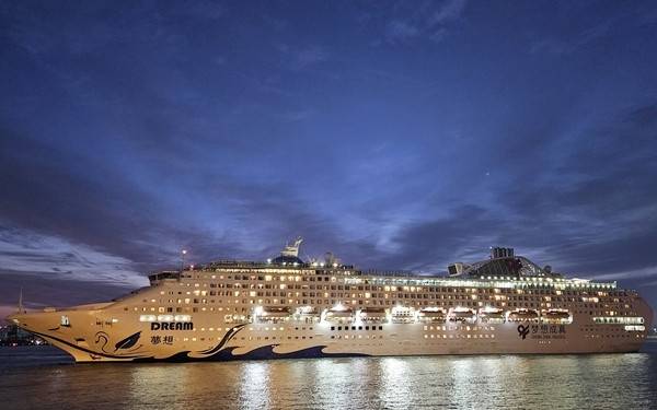 지난해 9월 중국 천진동방국제크루즈 ‘드림호’가 인천항 크루즈터미널에 입항하고 있는 모습. [인천항만공사 제공]