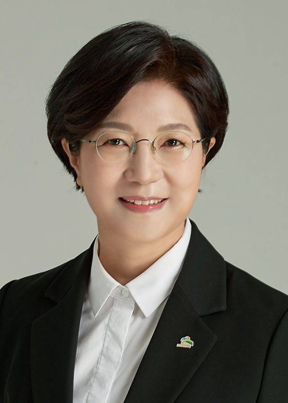 김미경 은평구청장이 안경을 쓰고 미소를 지으며 정면을 응시하고 있는 사진이다. 검정색 정장을 입고 있으며, 웃는 표정으로 편안한 분위기를 연출하고 있다.