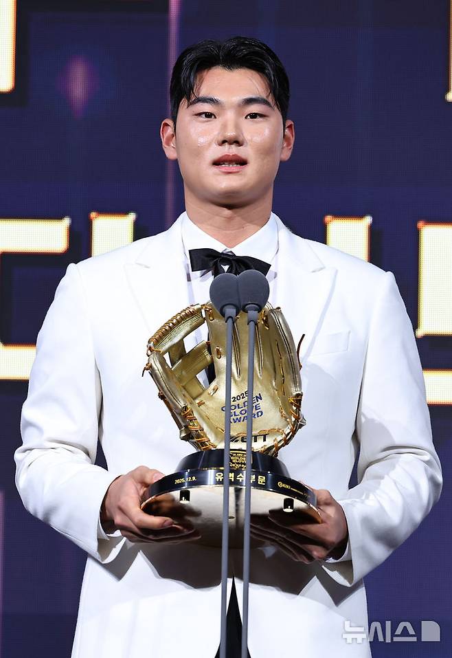 [서울=뉴시스] 최진석 기자 = NC 다이노스 김주원이 9일 서울 송파구 롯데호텔 월드에서 열린 '2025 KBO 골든글러브 시상식'에서 유격수 골든글러브를 수상 후 소감을 밝히고 있다. 2025.12.09. myjs@newsis.com
