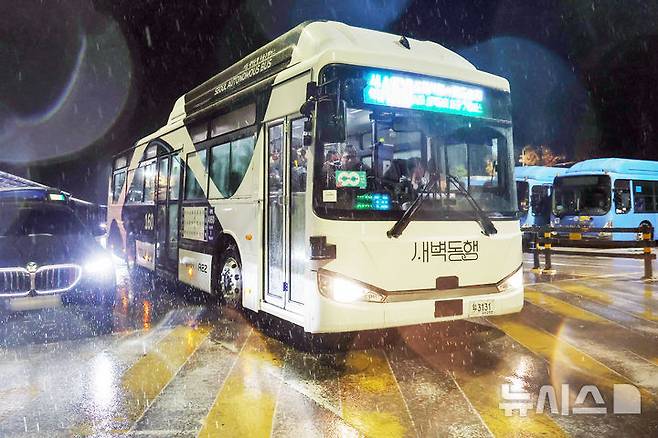 [서울=뉴시스] 김선웅 기자 = 26일 오전 서울 도봉구 도봉산역광역환승센터에서 'A160' 새벽동행 자율주행버스가 출발하고 있다. 2024.11.26. photo@newsis.com
