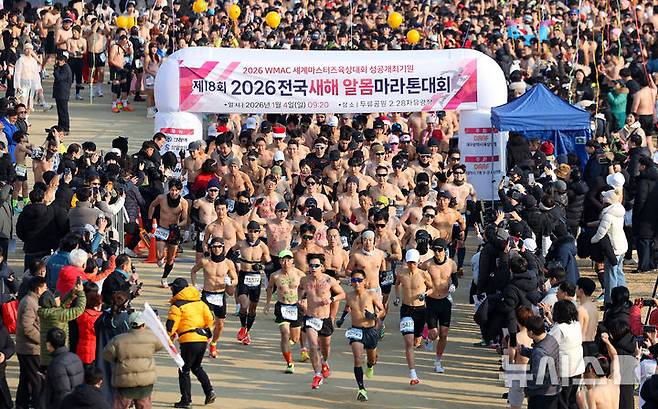[대구=뉴시스] 이무열 기자 = 4일 대구 달서구 두류공원 2.28 자유광장에서 열린 2026 전국 새해 알몸마라톤대회에서 참가자들이 추위도 잊은 채 힘찬 출발을 하고 있다. 2026.01.04. lmy@newsis.com