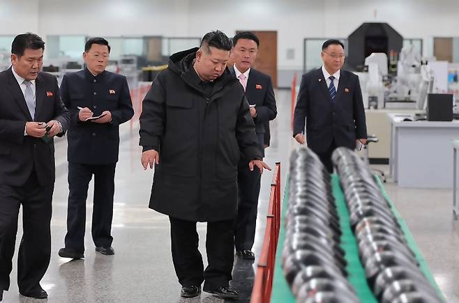 김정은 북한 국무위원장이 지난 3일 중요 군수공장을 방문해 전술유도무기 생산 실태를 파악하고 다목적 정밀유도무기들에 대해 평가했다. 연합뉴스