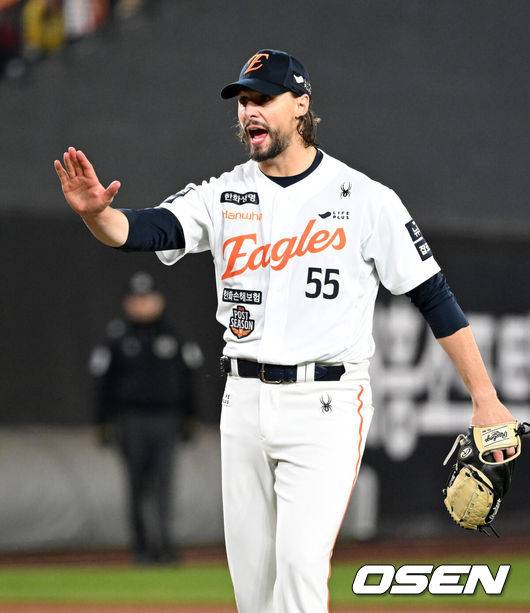 [OSEN=대전, 이대선 기자] 8회초 2사에서 한화 와이스가 더그아웃을 향해 투수 교체를 거부하고 있다. 2025.10.30 /sunday@osen.co.kr