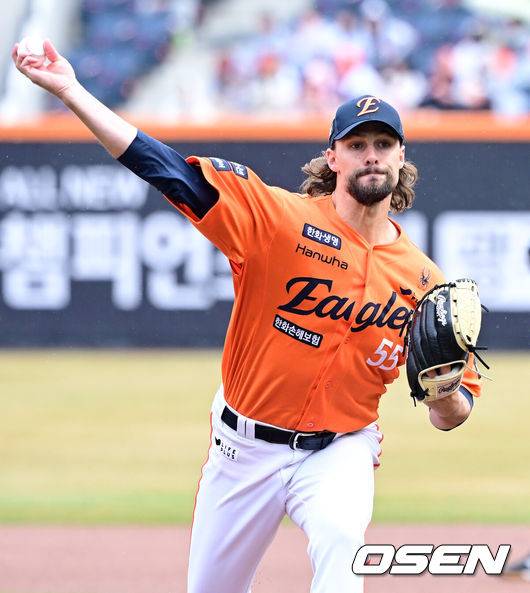 [OSEN=대전, 최규한 기자] 1회초 한화 선발 라이언 와이스가 힘차게 공을 뿌리고 있다. 2025.03.29 / dreamer@osen.co.kr