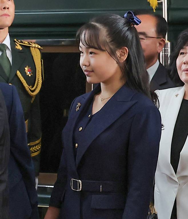 김정은 북한 국무위원장의 딸 주애가 지난해 9월&nbsp;중국 베이징에 도착해 단정한 옷차림으로 서 있다. 세계일보 사진자료