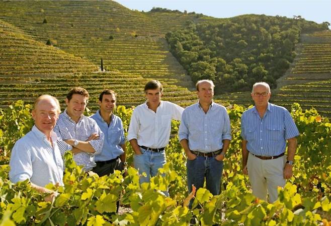 시밍턴 일가의 찰스(왼쪽 세번째)와&nbsp; 피터 시밍턴(오른쪽). 홈페이지