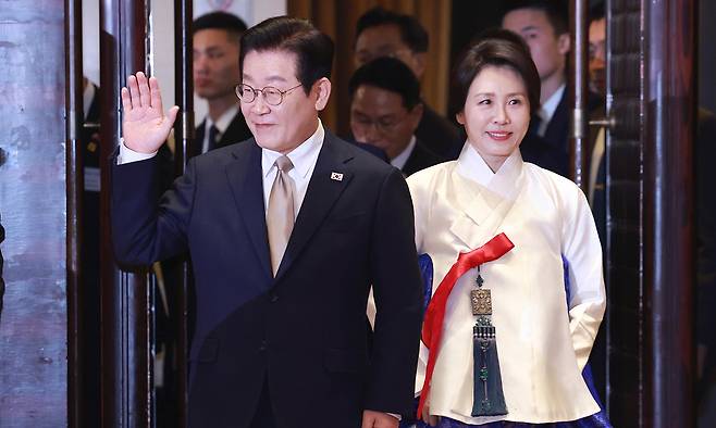 중국을 국빈 방문 중인 이재명 대통령과 김혜경 여사가 4일 베이징 한 호텔에서 열린 재중 한국인 간담회에 입장하고 있다. 뉴스1