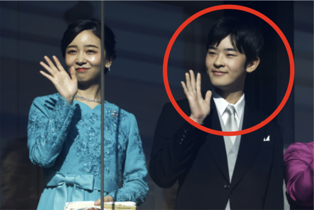 후미히토 일본 왕세제의 차녀인 가코 공주(왼쪽)와 아들 히사히토 왕자가 2일 도쿄 왕궁 베란다에서 일반참하 행사에 참여한 시민들에게 인사하고 있다. EPA연합뉴스