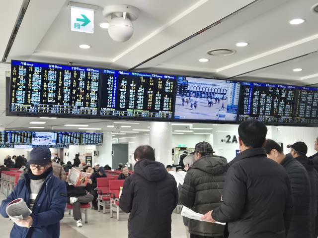 3일 경기 과천시 경마장 렛츠런파크 서울에서 관람객들이 배당판을 보며 승부를 예측하고 있다. 정유나 기자