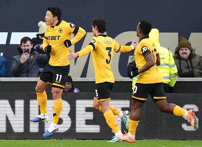 울버햄턴 황희찬(왼쪽 끝)이 4일(한국시간) 영국 몰리뉴 스타디움에서 벌어진 웨스트햄과 2025~2026시즌 EPL 20라운드 홈경기에서 1-0으로 앞선 전반 31분 PK 골을 보탠 뒤 동료들과 기뻐하고 있다. 울버햄턴(영국)│AP뉴시스