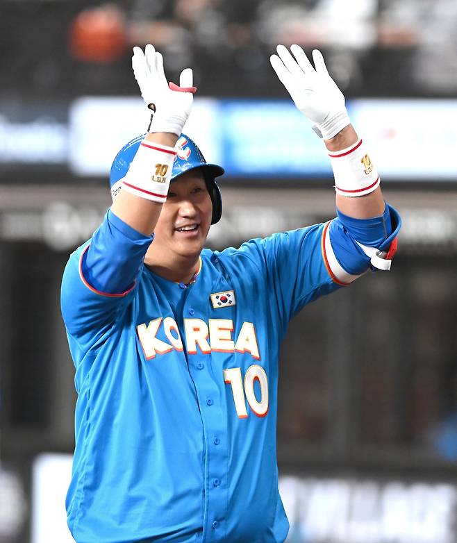 이대호가 CPBL 중신의 객원 타격코치로 선임됐다. 이대호가 지난해 11월 에스콘필드 홋카이도에서 열린 ‘한일 드림 플레이어즈 게임’에서 홈런을 친 뒤 기뻐하고 있다. 기타히로시마(일본)｜공동취재단