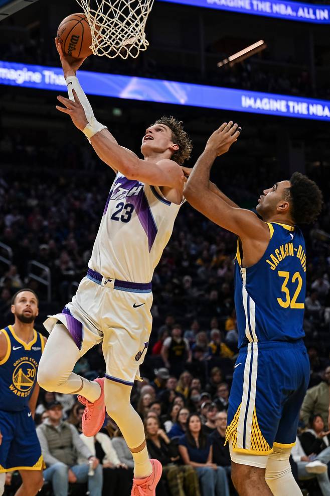 라우리 마카넨(왼쪽)이 4일 미국 캘리포니아주 샌프란시스코의 체이스 센터에서 열린 골든스테이트 워리어스와 2025~2026 미국프로농구 정규리그 원정 경기에서 슛하고 있다.  샌프란시스코 | AP연합뉴스