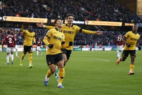 득점 후 울버햄튼 동료들과 기뻐하는 황희찬. 로이터연합뉴스