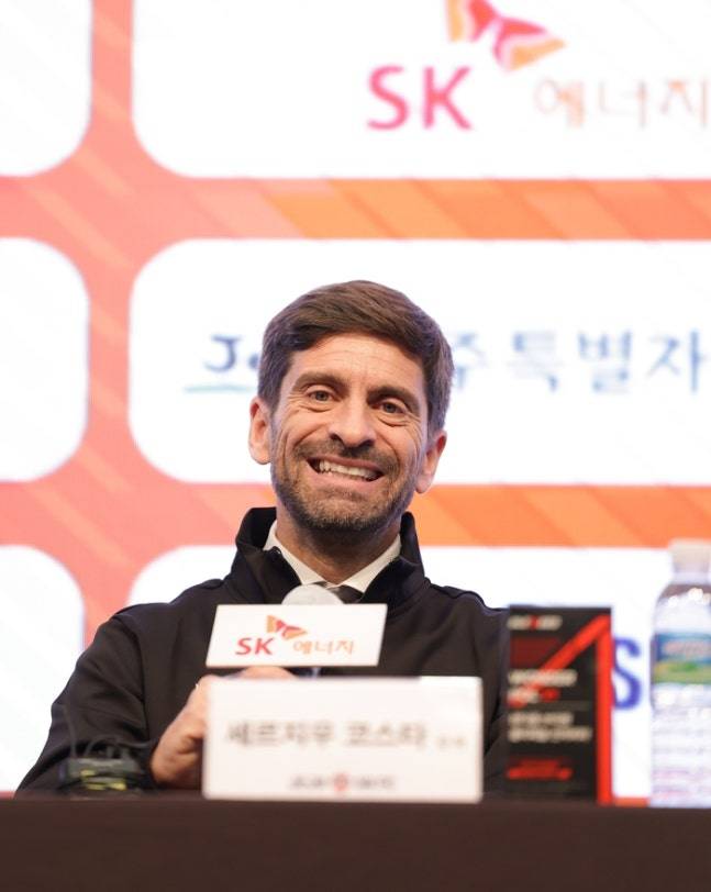 ▲ 29일&nbsp;서울 강서구 외발산동 메이필드호텔에서 제주SK의 세르지우 코스타 취임 기자회견이 열렸다. 파울루 벤투 전 한국 축구대표팀 감독을 수석코치로 보좌했던 코스타 감독이 제주 지휘봉을 잡고 K리그에 도전장을 던졌다. ⓒ&nbsp;제주SK