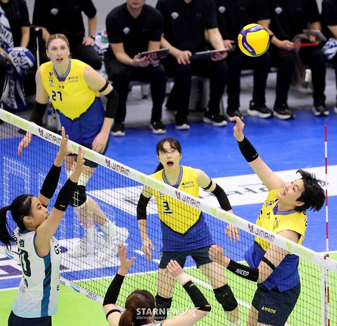 [한번에쓱]'9연승 도전한 현대건설 잡고' 세상을 다가진듯 신난 GS선수들