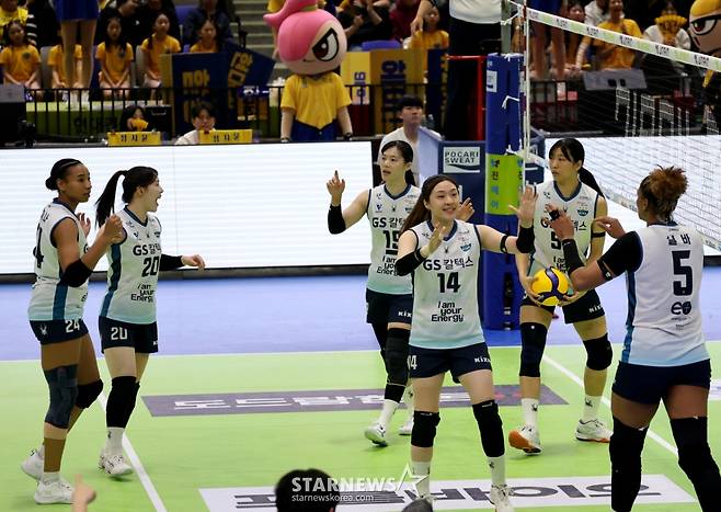 [한번에쓱]'9연승 도전한 현대건설 잡고' 세상을 다가진듯 신난 GS선수들