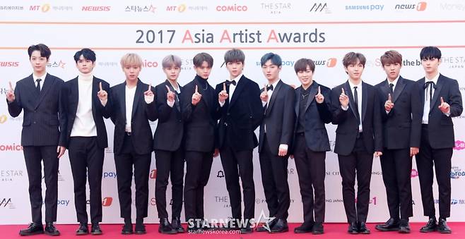 그룹 워너원이 2017년 11월 15일 오후 서울 송파구 잠실 실내체육관에서 진행된 '2017 AAA(Asia Artist Awards)' 레드카펫에 참석해 포즈를 취하고 있다. /사진=김휘선 기자 hwijpg@