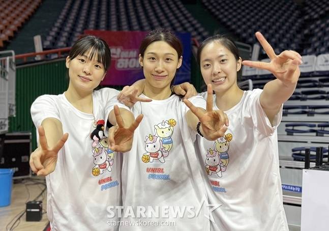 BNK 변소정과 삼성생명 이해란, 하나은행 박소희(왼쪽부터)가 포즈를 취하고 있다. /사진=양정웅 기자