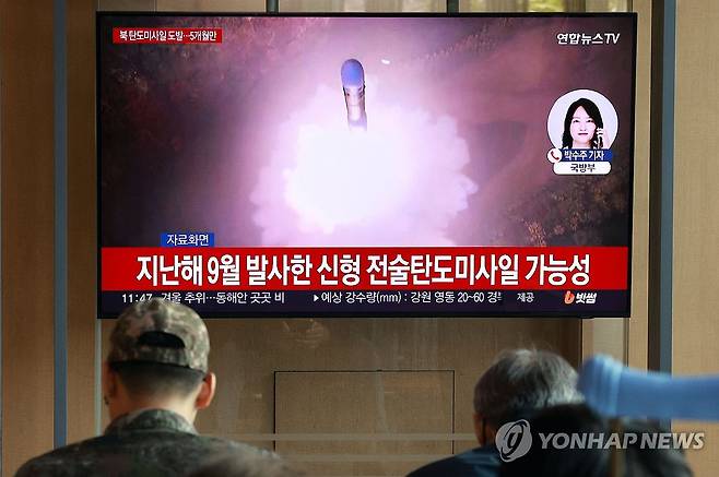 북한, 탄도미사일 발사 (서울=연합뉴스) 한종찬 기자 = 북한이 이재명 정부 출범 이후 처음 미사일을 발사했다. 합동참모본부에 따르면 북한은 22일 동해상으로 미상의 탄도미사일을 쐈다. 북한의 탄도미사일 도발은 지난 5월 8일 이후 167일 만이며, 올해 5번째다. 이날 서울 중구 서울역에서 시민들이 관련 뉴스를 시청하고 있다. 2025.10.22 saba@yna.co.kr