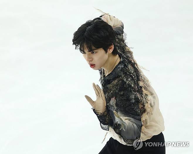 우아한 차준환 (서울=연합뉴스) 류영석 기자 = 4일 서울 목동아이스링크에서 열린 제80회 전국남녀 피겨스케이팅 종합선수권대회 겸 국가대표 2차 선발전 남자 싱글 프리 스케이팅에서 차준환(서울시청)이 연기를 펼치고 있다. 2026.1.4 ondol@yna.co.kr