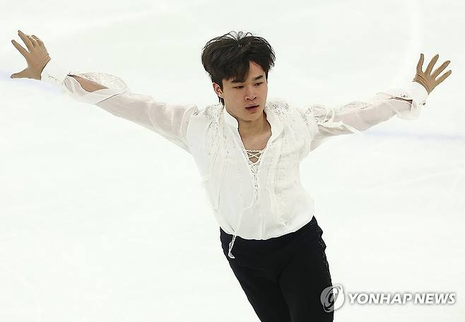 김현겸, 우아하게 (서울=연합뉴스) 류영석 기자 = 4일 서울 목동아이스링크에서 열린 제80회 전국남녀 피겨스케이팅 종합선수권대회 겸 국가대표 2차 선발전 남자 싱글 프리 스케이팅에서 김현겸(고려대)이 연기를 펼치고 있다. 2026.1.4 ondol@yna.co.kr