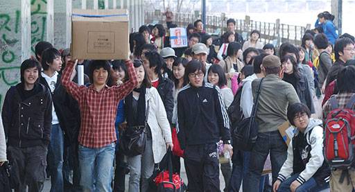 2007년 경춘선을 타고 엠티(MT)를 온 대학생들이 옛 강촌역 승강장으로 들어서는 모습. /강원일보 제공