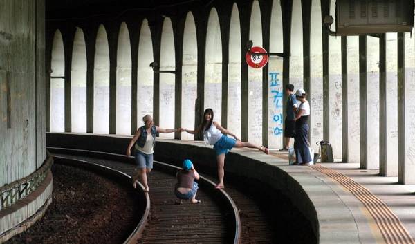 옛 강촌역 피암터널 승강장과 폐선로에서 사진을 찍고 있는 관광객들. /강원일보 제공