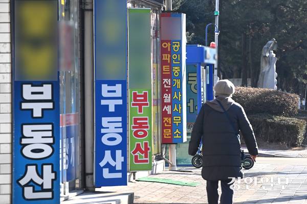 경기도 아파트 ‘전세의 월세화’가 가속화되며 올해 역시 ‘남의 집 살이’가 녹록지 않을 것으로 보인다. 사진은 수원 시내의 한 부동산 밀집지역 모습. /경인일보DB