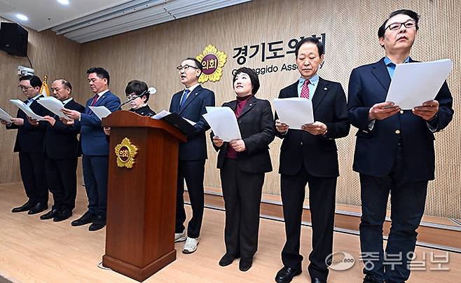 경기도의회 국민의힘 의원들이 5일 오후 수원시 영통구 경기도의회 브리핑룸에서 기자회견을 열고 용인 반도체 클러스터 이전 논란을 즉각 중단하고 명확한 공식 입장을 밝힐 것을 정부에 촉구하고 있다. 김경민기자