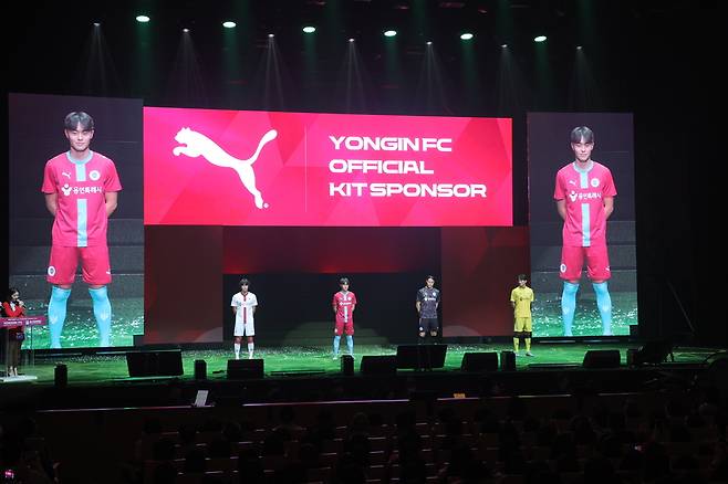 용인FC 창단식에서 공개된 2026시즌 홈 유니폼.