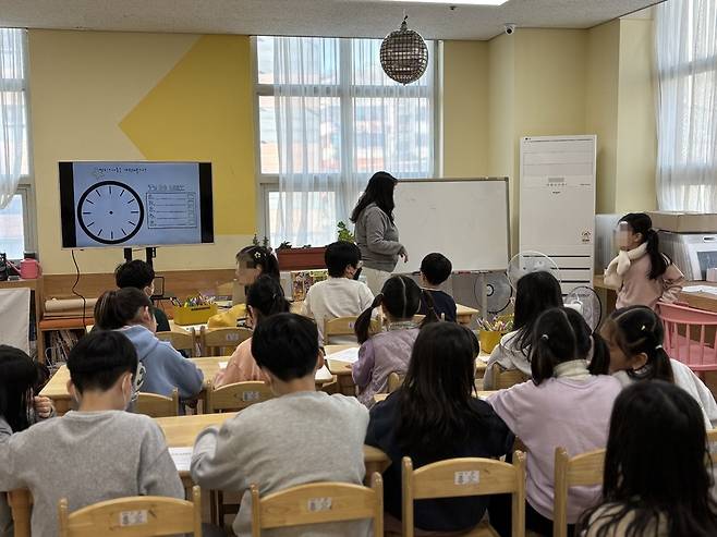 5일 안산시 다함께돌봄센터 9호점 '중앙가치키움터'에서 방학 맞이 오리엔테이션이 진행되고 있다. 김우민 기자 umin@kihoilbo.co.kr