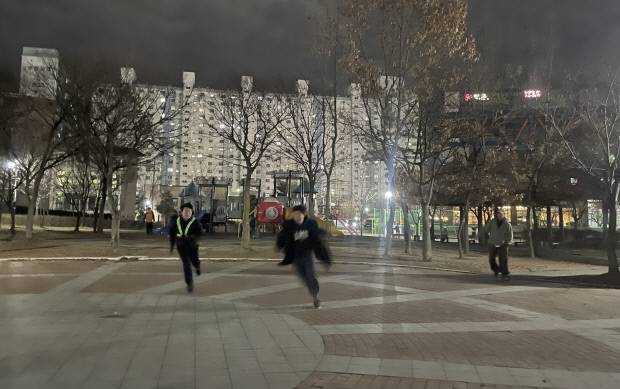 지난 3일 밤 광주시 남구 봉선동 유안근린공원 일대에서 ‘경·도(경찰과 도둑)’ 놀이 모임이 열렸다. 경찰과 도둑 역할을 맡은 참가자들이 술래에게 잡히지 않기 위해 뛰어다니고 있다.  /김진아 기자 jinggi@kwangju.co.kr