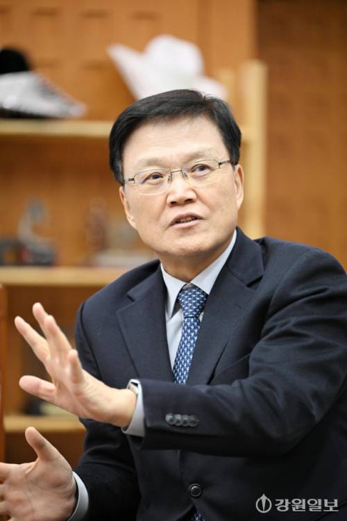 ◇최양희 한림대 총장(강원특별자치도 범국민추진협의회장)이 지난 2일 도청 통상상담실에서 김진태 지사와 대담하고 있다. 신세희기자