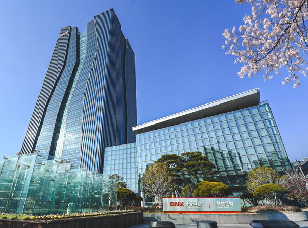 BNK금융그룹이 조직개편을 단행했다. 사진은 BNK금융그룹 사옥 전경. / BNK금융