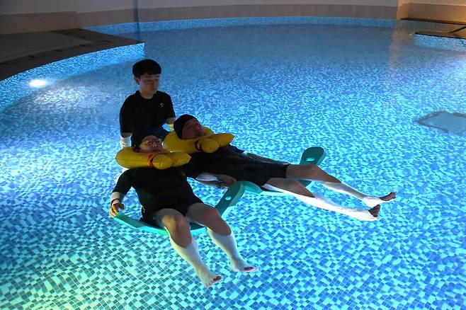 물속에서 편안하게 떠 있으면서 심신을 이완하고 내면의 평화를 찾는 명상풀 프로그램_한국관광공사 제공