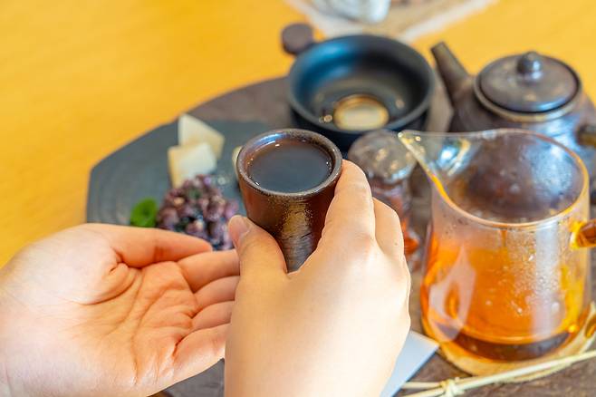 화수다옥의 제주 화선토로 빚어낸 제주 녹차_한국관광공사 제공