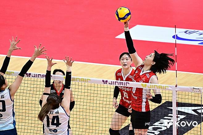 지난 30일 GS칼텍스와의 경기에서 공격 중인 박정아. KOVO 제공