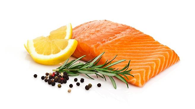 연어에는 모발 건강에 좋은 오메가-3 지방산이 풍부하다｜출처: Gemini 생성