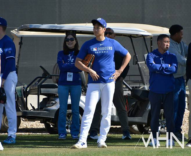 (지난해 스프링캠프에서 오타니가 후배 사사키 로키의 불펜피칭을 지켜보고 있다)