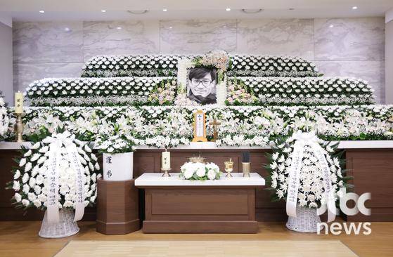 故 안성기의 빈소가 서울성모병원 장례식장에 마련됐다. 발인은 1월 9일 오전 6시, 장지는 양평 별그리다다. 〈사진=사진공동취재단〉