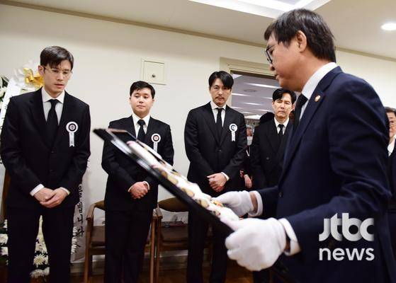 최휘영 문화체육관광부 장관이 5일 서울 서초구 서울성모병원 장례식장에 마련된 故 안성기의 빈소에 금관문화훈장을 전달하고 있다. 〈사진=사진공동취재단〉