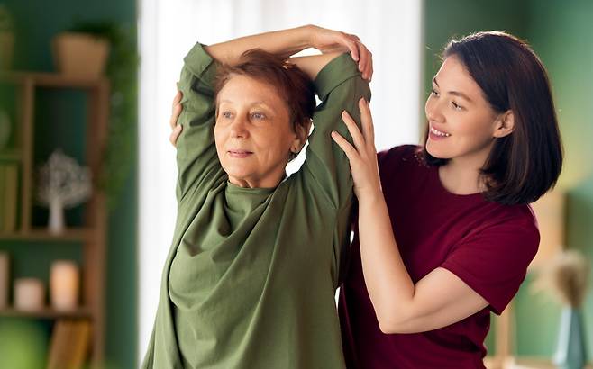 일상의 5가지 생활습관이 만성 통증을 겪는 중노년층의 뇌 노화 속도에 실질적인 영향을 미칠 수 있다는 연구 결과가 나왔다. 사진=게티이미지뱅크