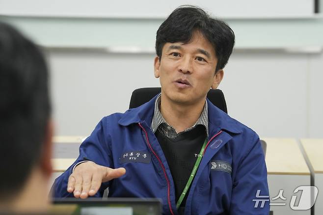 협동로봇에 대해 설명 중인 HD현대삼호의 류상훈 상무.(HD현대삼호 제공) 2025.12.30.