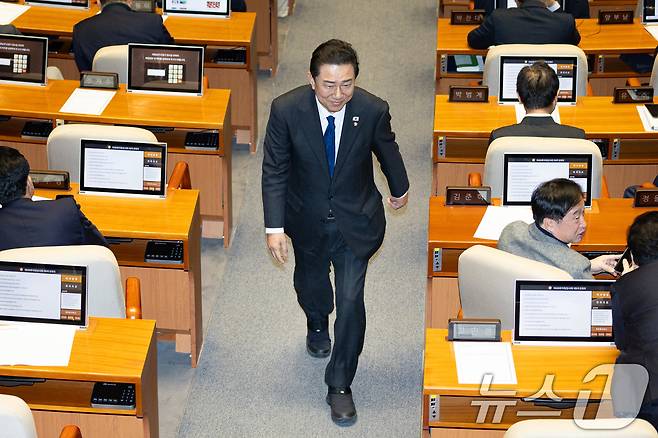 원내대표직 사퇴를 밝힌 김병기 더불어민주당 원내대표가 지난달 30일 서울 여의도 국회에서 열린 제430회 국회(임시회) 제3차 본회의에서 감사원장(김호철) 임명동의안 투표를 마친 후 이동하고 있다. 2025.12.30/뉴스1 ⓒ News1 유승관 기자