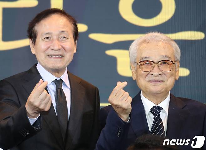 배우 안성기와 이순재(오른쪽)가 2023년 서울 고덕동 스테이지28에서 열린 제13회 아름다운 예술인상 시상식에서 하트를 그리는 모습. 2023.10.24/뉴스1 ⓒ News1 권현진 기자
