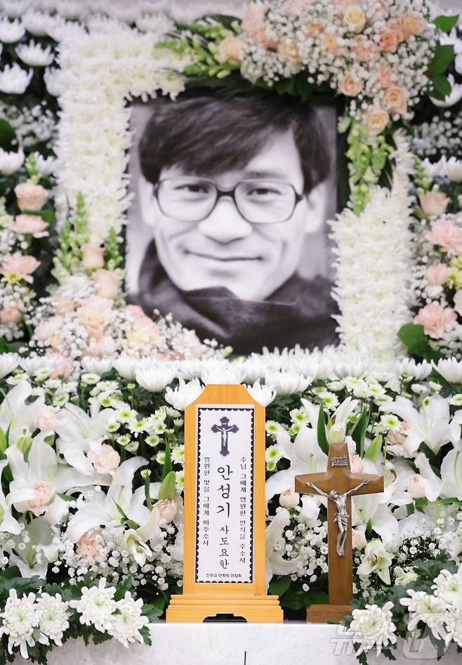 5일 서울 서초구 서울성모병원 장례식장에 마련된 배우 故 안성기씨의 빈소에 고인의 영정사진이 놓여 있다. 2026.1.5/뉴스1 ⓒ News1 사진공동취재단