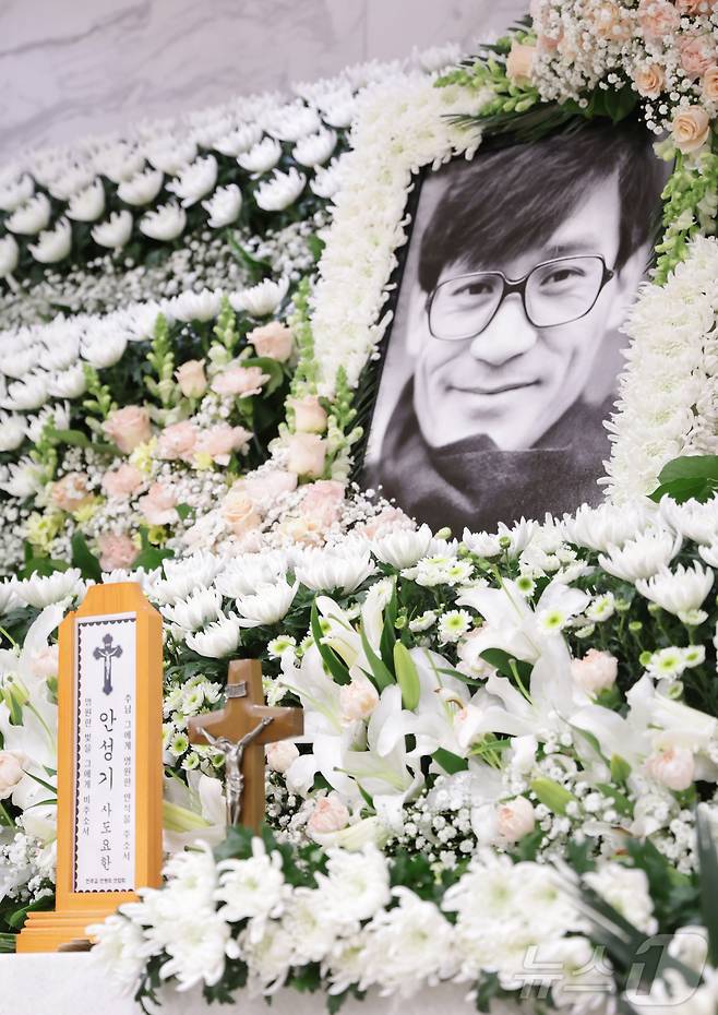 5일 서울 서초구 서울성모병원 장례식장에 마련된 배우 故 안성기씨의 빈소에 고인의 영정사진이 놓여 있다. 2026.1.5/뉴스1 ⓒ News1 사진공동취재단