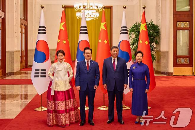 중국을 국빈방문한 이재명 대통령이 5일 베이징 인민대회당에서 환영나온 시진핑 국가주석과 기념촬영을 하고 있다. 사진 왼쪽부터 김혜경 여사, 이 대통령, 시 주석, 평리위안 여사. (공동취재) 2026.1.5/뉴스1 ⓒ News1 허경 기자